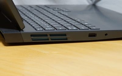 IdeaPad gaming 370iの向かって左側側面